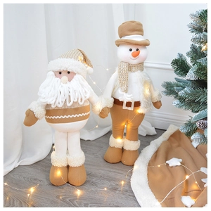 Pupazzi di Babbo Natale e pupazzo di neve in maglia in un ambiente festivo accogliente