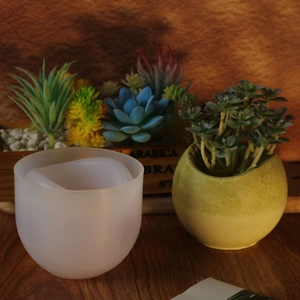 Dettaglio dello stampo rotondo in silicone e vaso per succulente in resina verde chiaro