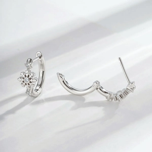 Boucles d'oreilles créoles flocon de neige en argent poli avec cristaux brillants