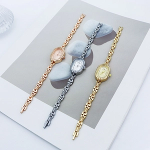 Montre femme élégante ovale avec bracelet chaîne fine en métal doré, argenté et or rose chic
