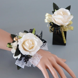 Ensemble boutonnière et corsage de poignet avec roses blanches et baies violettes