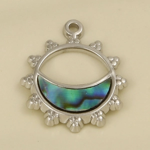 Detail eines 304 Edelstahl-Sonnenanhängers mit einer schillernden Abalone-Muschel-Sichel
