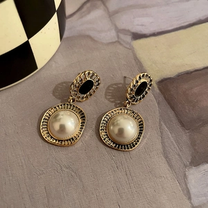Orecchini vintage dorati con dettagli neri e perle bianche in stile francese retrò