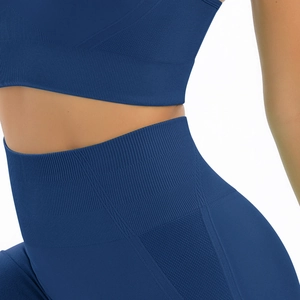 Détails de l'ensemble de yoga bleu marine sans couture avec texture tricotée et maille aérée