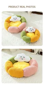 Detalle de cama para mascotas en forma de flor con almohada de nube sobre alfombra de felpa