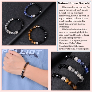 Détail de perles en pierre naturelle de 10mm et espaceurs en métal gravé sur bracelet homme