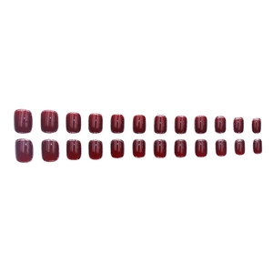 Faux ongles courts rouge cerise carrés avec fini brillant et pointes scintillantes