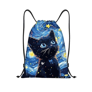 Detalle de mochila de cuerdas con estampado de gato estilo Van Gogh y cordones negros