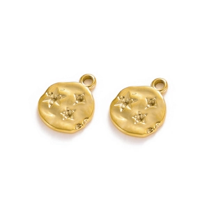 Dettaglio di ciondoli circolari placcati in oro 14K con rilievo a stella per gioielli
