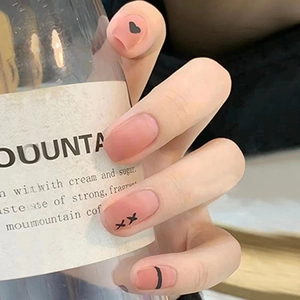 Ongles À Presser Rose Poudré Mat Avec Motifs Cœur Noir Croix Lignes Style Doux Cool Minimaliste Faux Ongles