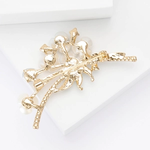 Élégante broche fleur de prunier en émail doré avec perle et fermeture à épingle au dos