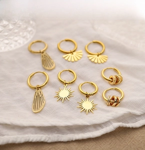 Dettaglio ravvicinato di orecchini in acciaio inossidabile placcato oro 18K con stelle
