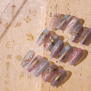 Goldfolien-Nagelaufkleber mit Tierkreiszeichen und minimalistischen Astrologie-Symbolen