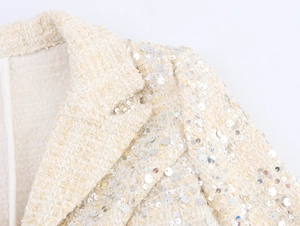 Détail de la robe en tweed montrant des sequins brillants et revers texturé