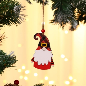 Detailaufnahme von Weihnachtsgnom-Anhänger aus Holz mit rot-schwarz-karierter Mütze