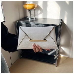 Pochette enveloppe blanche chic avec texture scintillante et bordure dorée élégante