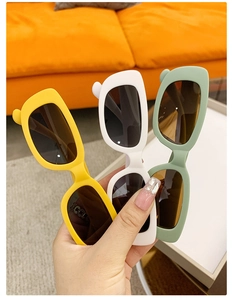 Trois paires de lunettes de soleil enfant rectangulaires avec oreilles mignonnes