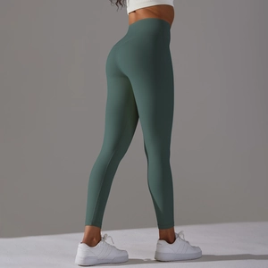 Gros plan sur un legging de yoga taille haute sans couture avec effet push-up fessier