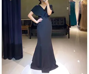 Elegantes schwarzes Abendkleid mit V-Ausschnitt und Meerjungfrau-Stil für formelle Anlässe