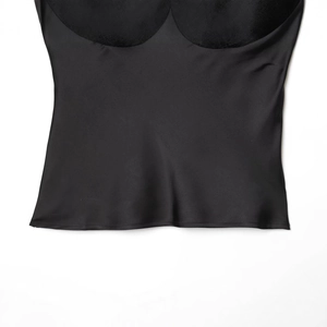 Canotta slim fit da donna in raso nero con coppe integrate e texture setosa