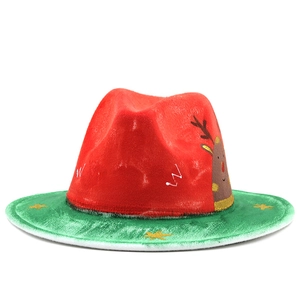 Détail d'un chapeau de Noël avec motifs d'élan et bordure à étoiles jaunes