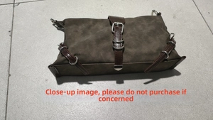 Dettaglio borsa a spalla marrone in camoscio con fibbie in metallo e cinturini vintage