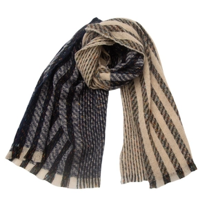 Gros plan sur l'écharpe en maille à rayures bleu marine, beige et marron à texture épaisse