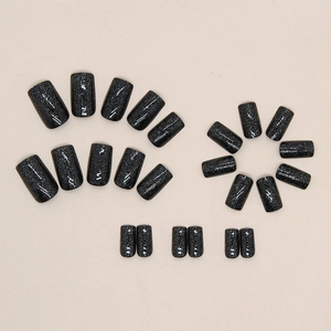 Faux ongles carrés courts avec base noire profonde et paillettes argentées effet ciel étoilé