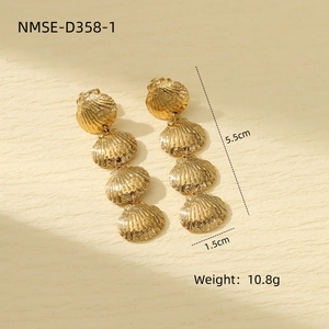 Gouden titaanstalen schelpoorbellen met afmetingen van 5,5 cm lang en 1,5 cm breed