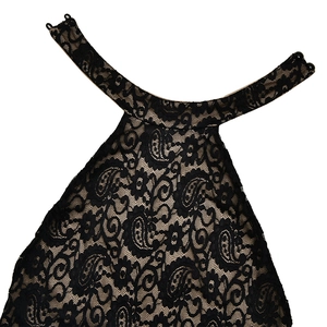 Gros plan sur la combinaison en dentelle noire avec motif paisley et col licou