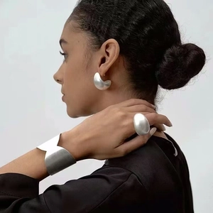 Détail du collier à billes en argent brossé avec boucles d'oreilles assorties