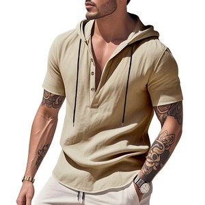 Détail d'un sweat à capuche en lin kaki à manches courtes et col henley à boutons