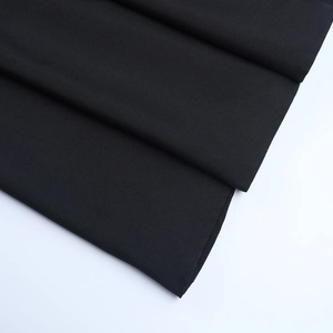 Dettaglio ravvicinato del tessuto a maglia nera di qualità con texture liscia e fine