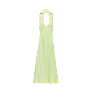 Dettaglio dell'abito halter in raso verde chiaro con trama in seta e drappeggio elegante