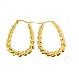 Dettaglio di orecchini ovali a spirale dorati, 32mm x 27mm in acciaio inossidabile 18K