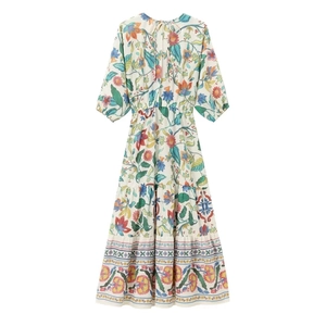 Boho-Kleid mit V-Ausschnitt, 3/4-Puffärmeln und Stufenrock mit floralem Muster in Weiß