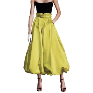 Vue détaillée de la jupe midi bouffante jaune néon à taille haute avec ceinture en tricot assortie