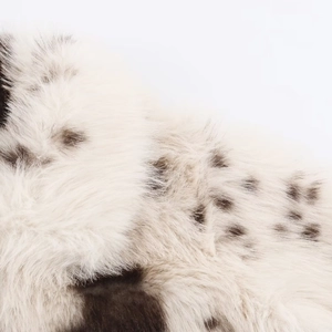 Vue détaillée de la texture douce en fausse fourrure crème et marron pour veste chic