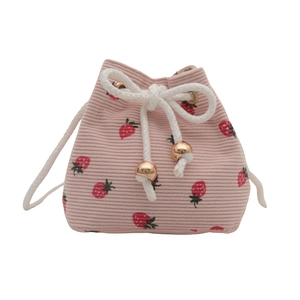Borsa a secchiello in velluto rosa con stampa fragole e coulisse con perle d'oro