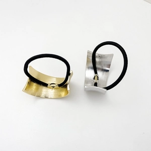 U-shaped brushed metal ponytail holder set in gold and silver with black elastic