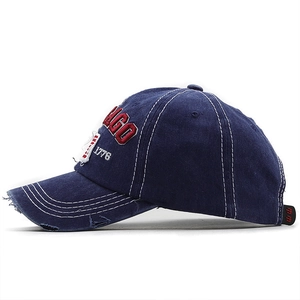 Vue latérale de la casquette baseball vintage en denim bleu avec broderie rouge 1776
