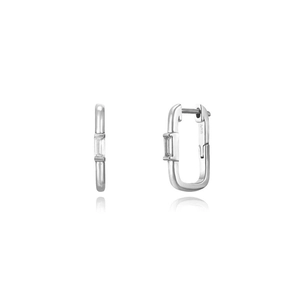 Makro-Detail von U-förmigen S925 Silber-Ohrringen mit Zirkonia im Baguetteschliff