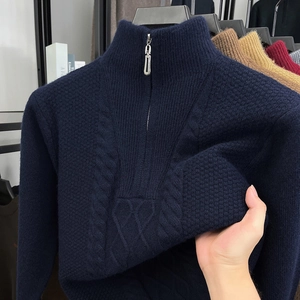 Detailansicht des dunkelblauen Strickpullovers zeigt Stoffdicke und Elastizität der Wolle