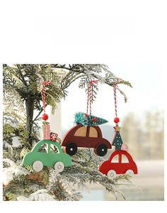 Primer plano de colgantes de madera para coche de Navidad en rojo, verde y marrón en pino