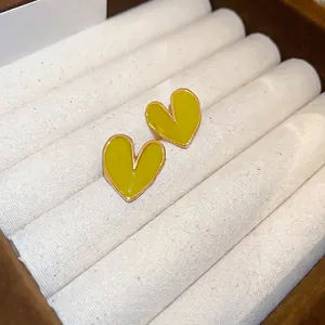 Boucles d'oreilles cœur minimalistes en émail jaune poli et finition dorée