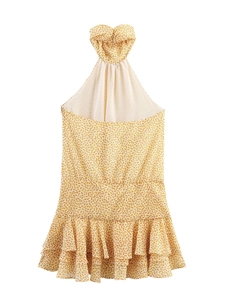 Dettaglio dell'abito floreale giallo con scollo all'americana e balze sull'orlo