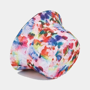 Détail de l'imprimé floral abstrait coloré sur le bob réversible pour femme