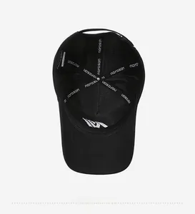 Vue détaillée de l'intérieur d'une casquette noire avec logo brodé et coutures de marque