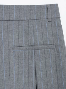 Dettaglio del tessuto grigio a righe con tasca posteriore e passanti per cintura dei pantaloni