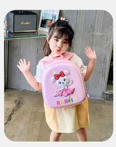 Détail du sac à dos rigide rose pour enfants avec lapin 3D et larges bretelles